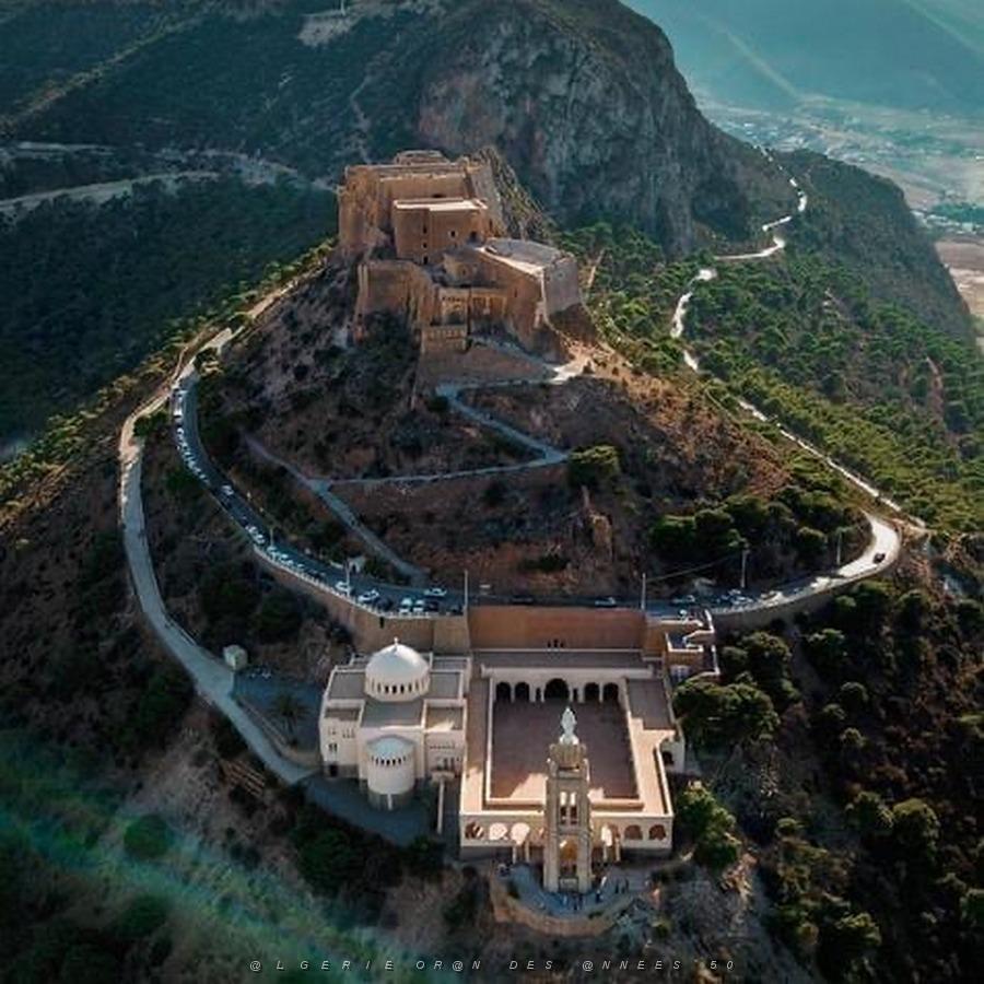 ORAN VUE AERIENNE DE ND SANTACRUZ ET DU FORT.JPG